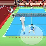 Tennisbane set oppefra med to spillere, boldmaskiner på siderne og tilskuere i baggrunden