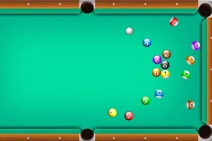 Billiardbord med flere farvede kugler spredt ud over den ene side på en grøn filtdug