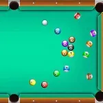 Billiardbord med flere farvede kugler spredt ud over den ene side på en grøn filtdug