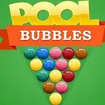 En grøn baggrund med farverige kugler arrangeret i en trekant, over hvilken der står Pool Bubbles på et banner