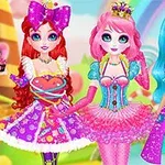 Tre farverige figurer med festlige kostumer, herunder kjoler med lyse nuancer og accessories som kroner og hatte, står foran en eventyrlig baggrund