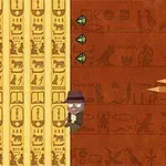 En tegneseriefigur med hat klatrer op ad en væg fyldt med hieroglyffer og undgår udspringende spyd