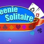 Farverige spillekort og et banner med ordene Queenie Solitaire mod en lilla baggrund