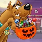 En hund bærer en græskarlygte fyldt med slik foran et hus dekoreret til Halloween