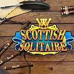 Logo for Scottish Solitaire with kort, whiskyflaske, bæger og sækkepibe på en træoverflade