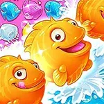 Tre glade, orange fisk springer op af vandet med farverige fisk i baggrunden