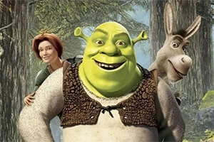 En grøn trold smiler bredt med en kvinde med rødt hår og et talende æsel ved sin side i en skov
