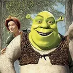 En grøn trold smiler bredt med en kvinde med rødt hår og et talende æsel ved sin side i en skov