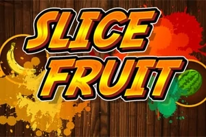 Teksten Slice Fruit i fed skrift over farverige frugtsplatter på en træbaggrund