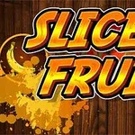 Teksten Slice Fruit i fed skrift over farverige frugtsplatter på en træbaggrund