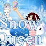 To figurer står i en snedækket skov foran et slot, en med hvid kjole og krone, en med brunlig kjole og langt mørkt hår, sammen med en hvid hest, med teksten Snow Queen foran