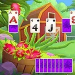 Et farverigt landskab med en lade i baggrunden og spillekort med forskellige værdier arrangeret foran, samt en blomsterkrukke til venstre