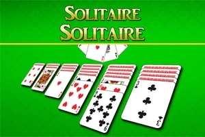 Et spil kort lagt ud i rækker på en grøn baggrund med teksten Solitaire øverst