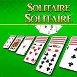 Et spil kort lagt ud i rækker på en grøn baggrund med teksten Solitaire øverst