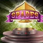 Et gyldent spadesymbol med ordet SPADES på et lilla bånd over en dekorativ grøn baggrund og en sokkel