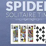 Texten Spider Solitaire Time på en blå baggrund med fire spillekort, inklusive konge, dame, knægt og ti i spar