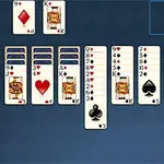 Kortspil med kortstablet layout på blå baggrund
