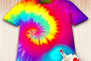 En t-shirt med et farverigt tie-dye mønster, hvor der ses en sprayflaske i nederste hjørne