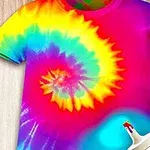 En t-shirt med et farverigt tie-dye mønster, hvor der ses en sprayflaske i nederste hjørne