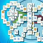 Mahjong-brikker arrangeret i et mønster på en blå baggrund