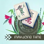 To mahjong-brikker oven på et rundt ornament med farverige fugle og blomster omkring, samt teksten Mahjong Time nederst