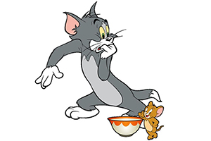 En kat og en mus står ved siden af en skål, hvor katten ser forskrækket ud, mens musen smilende ser op på katten