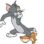 En kat og en mus står ved siden af en skål, hvor katten ser forskrækket ud, mens musen smilende ser op på katten
