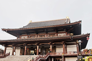 Traditionel japansk bygning med en stor, detaljeret træfacade og et skrånende tag
