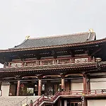 Traditionel japansk bygning med en stor, detaljeret træfacade og et skrånende tag