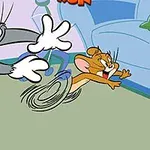 En kat jager en mus gennem en stue med en stol i baggrunden