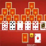 Et pyramide-layout af spillekort på en rød baggrund med kort synlige foran og bagved