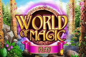 Dekorativt skilt med teksten World of Magic omgivet af frodige planter og træelementer, med en lilla glød i baggrunden