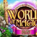 Dekorativt skilt med teksten World of Magic omgivet af frodige planter og træelementer, med en lilla glød i baggrunden
