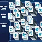 Stable med fliser med astrologiske symboler arrangeret på en blå baggrund, med en tidsangivelse til venstre