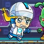 En tegneseriefigur i rumdragt svinger en boomerang mod en grinende grøn alien med røde øjne, mens et tal i et blåt skilt vises i hjørnet
